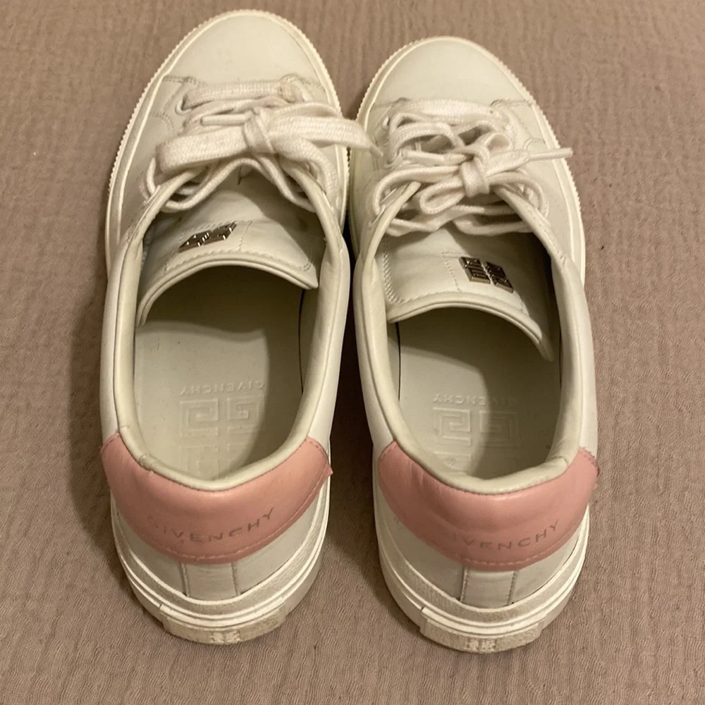 Givenchy White Leather Sneakers with Pink Heel Detail. Size 37